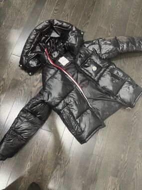 Moncler Montebelliard Glossy Black Quilted Hooded Puffer JacketTricolor Zip